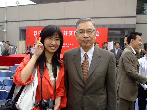 Journalistin von China.org.cn und der japanische Botschafter in China Miyamoto Yuji
