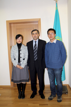 Journalistin von China.org.cn interviewt den Vize-Außenminister von Kasachen (mitte)