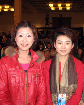 Journalistin mit der chinesischen Moderatorin Wang Xiaoya