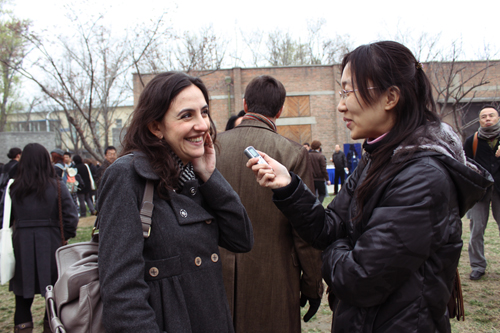 Journalistin interviewt Anaïs Martane, die Frau von dem chinesischen Schauspieler Liu Ye. (Foto vom April 2010)