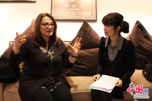 Journalistin von China.org.cn interviewt französische Schauspielerin Josiane Balsko. (Foto vom April 2010)