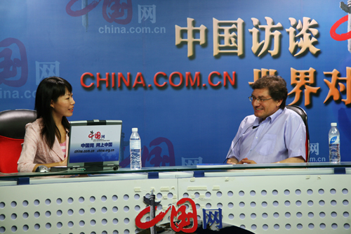 Journalistin von China.org.cn interviewt den Kirilov, Leiter der Außenstelle Beijing der russischen Nachrichtenagentur ITAR-TASS. (Foto vom Juni. 2007)