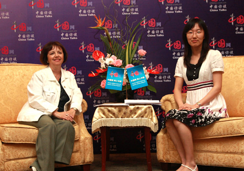 Journalistin von China.org.cn interviewt den exekutiv Direktor des Internationalen Übersetzervereins beim 18. Weltkongress der Übersetzer in Shanghai. (Foto vom August 2008)