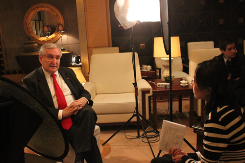 Journalistin von China.org.cn interviewt den ehemaligen französischen Premierminister Jean-Pierre Raffarin. (Foto vom April 2010)