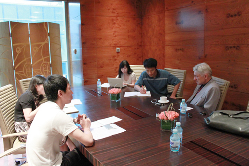 Journalist von China.org.cn interviewt den deutschen Sinologen Wolfgang Kubin. (Foto vom 15. Juli. 2010)