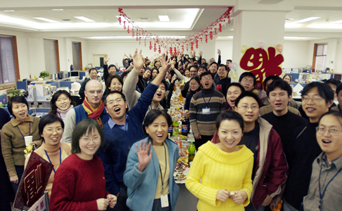 Gruppenbild der Mitarbeitern von China.org.cn zum Frühlingsfest 2004