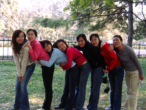 Die Mitarbeiterinnen der Fremdsprachenabteilung posieren im Ginkgo-Wald in der Nähe von Diaoyutai (Foto vom Oktober 2005)