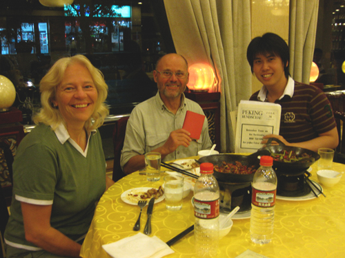 Zwei deutschen Leser zeigen China.org.cn das Magazin 'Peking Rundschau' und die Mao-Bibel, die sie aufbewahren. (Foto vom 1. Juni 2009)