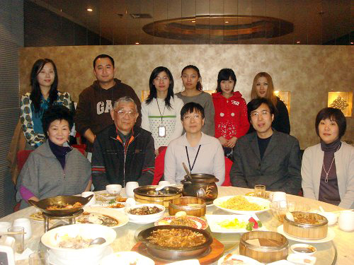 Ein Gruppenbild der japanischen Abteilung mit Lin Guoben (2. von links, vorne), einem renommierten chinesischen Übersetzer, der für den ehemaligen chinesischen Ministerpräsidenten Zhou Enlai gearbeitet hat.