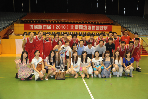 Die Basketballspieler und die Mädels von China.org.cn beim Basketballspiel der Internetfirmen in Beijing (Foto vom 10. Juli 2010)