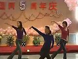 Die Mitarbeiterinnen der Fremdsprachenabteilung führen einen Tanz beim 5-jährigem Jubiläum von China.org.cn aus.