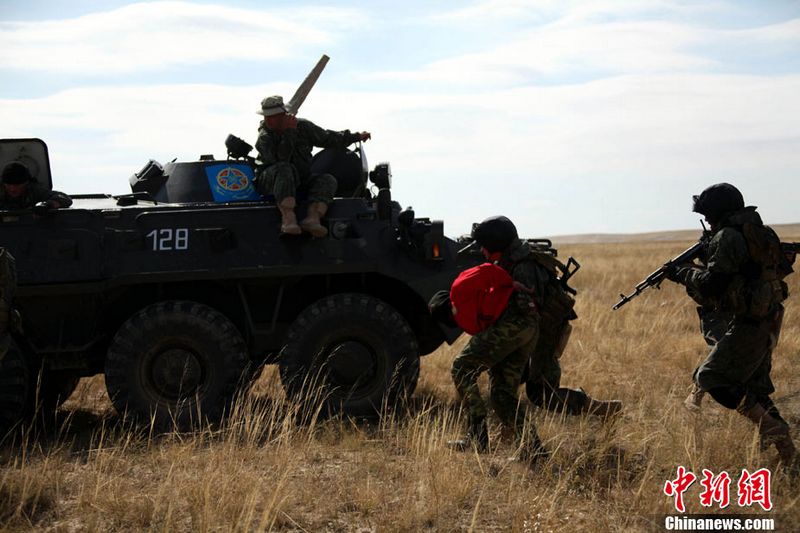 Die Mitgliedstaaten der Shanghaier Organisation für Zusammenarbeit (SCO) hielten am Sonntag in Kasachstan die vierte Übung zum gemeinsamen Antiterror-Manöver 'Friedensmission 2010' ab.