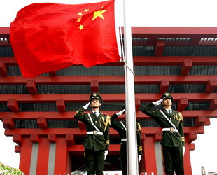 Expo Shanghai erstrahlt zum Nationalfeiertag in Rot