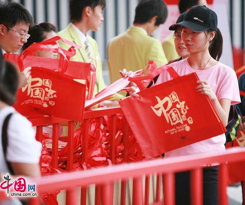 Am heutigen Freitag, dem chinesischen Nationalfeiertag, findet auf der Expo 2010 in Shanghai der China-Tag statt. Jeder Besucher des chinesischen Pavillons bekommt ein Sondergeschenk.