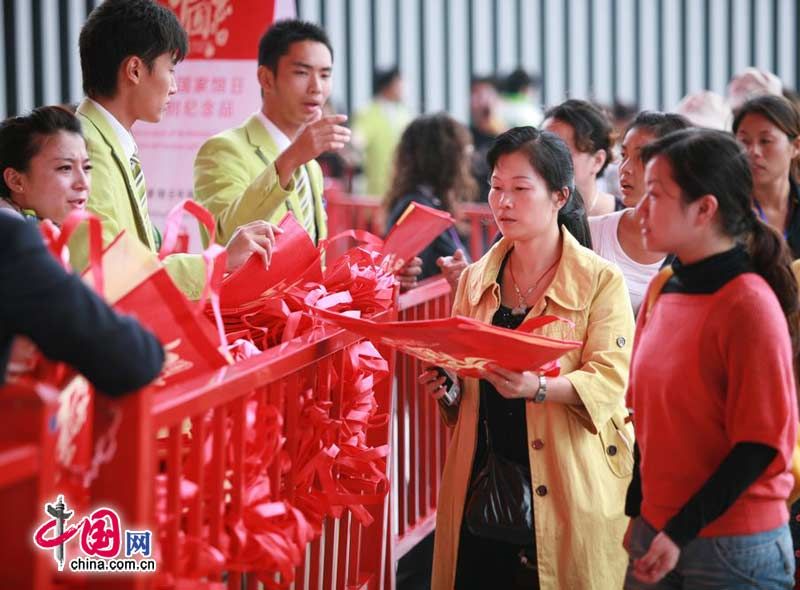 Am heutigen Freitag, dem chinesischen Nationalfeiertag, findet auf der Expo 2010 in Shanghai der China-Tag statt. Jeder Besucher des chinesischen Pavillons bekommt ein Sondergeschenk.