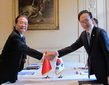 Im Rahmen des achten Asien-Europa-Treffens in Brüssel ist der chinesische Ministerpräsident Wen Jiabao am Dienstag mit dem südkoreanischen Präsidenten Lee Myung-bak zu Gespräch zusammengekommen.