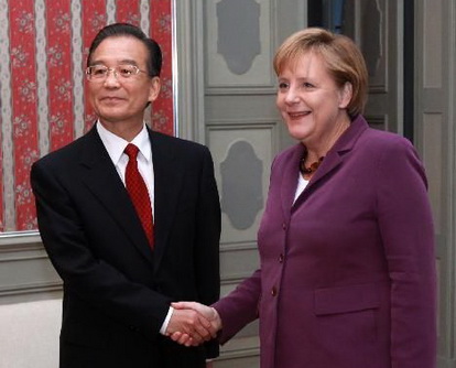 Der chinesische Ministerpräsident Wen Jiabao ist am Dienstagabend mit der deutschen Bundeskanzlerin Angela Merkel im Schloss Meseberg zu Gespräch zusammengekommen. Dabei einigten sich die beiden Seiten auf verstärkte Kooperation und Koordination in verschiedenen Bereichen.