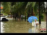 Weitere schwere Regenfälle werden in den kommenden Tagen auf der Leizhou-Halbinsel und in der südchinesischen Inselprovinz Hainan erwartet. Das Unwetter dauert bereits seit fünf Tagen an. In den meisten Teilen lag die durchschnittliche Niederschlagsmenge bei rund 200 Millimeter, wie das lokale Wetterbüro mitteilte. [Chinanews.com]