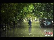 Weitere schwere Regenfälle werden in den kommenden Tagen auf der Leizhou-Halbinsel und in der südchinesischen Inselprovinz Hainan erwartet. Das Unwetter dauert bereits seit fünf Tagen an. In den meisten Teilen lag die durchschnittliche Niederschlagsmenge bei rund 200 Millimeter, wie das lokale Wetterbüro mitteilte. [Chinanews.com]