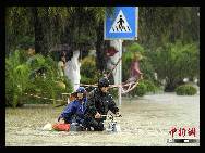 Weitere schwere Regenfälle werden in den kommenden Tagen auf der Leizhou-Halbinsel und in der südchinesischen Inselprovinz Hainan erwartet. Das Unwetter dauert bereits seit fünf Tagen an. In den meisten Teilen lag die durchschnittliche Niederschlagsmenge bei rund 200 Millimeter, wie das lokale Wetterbüro mitteilte. [Chinanews.com]