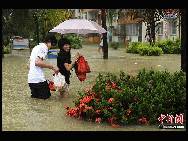 Weitere schwere Regenfälle werden in den kommenden Tagen auf der Leizhou-Halbinsel und in der südchinesischen Inselprovinz Hainan erwartet. Das Unwetter dauert bereits seit fünf Tagen an. In den meisten Teilen lag die durchschnittliche Niederschlagsmenge bei rund 200 Millimeter, wie das lokale Wetterbüro mitteilte. [Chinanews.com]