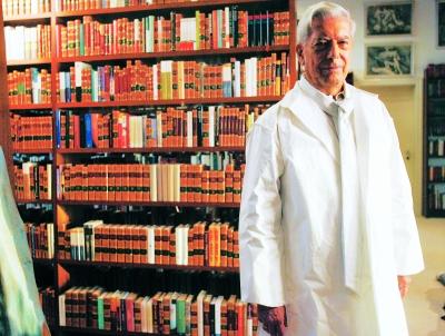 Der peruanische Autor Mario Vargas Llosa erhält den diesjährigen Nobelpreis für Literatur. Vargas Llosa sei 'gerührt und begeistert' gewesen, als er die Nachricht erhalten habe, dass der Preis dieses Jahr an ihn geht, berichtete der Chef der schwedischen Nobel-Jury. Der peruanische Autor Mario Vargas Llosa erhält den diesjährigen Nobelpreis für Literatur. Vargas Llosa sei 'gerührt und begeistert' gewesen, als er die Nachricht erhalten habe, dass der Preis dieses Jahr an ihn geht, berichtete der Chef der schwedischen Nobel-Jury.