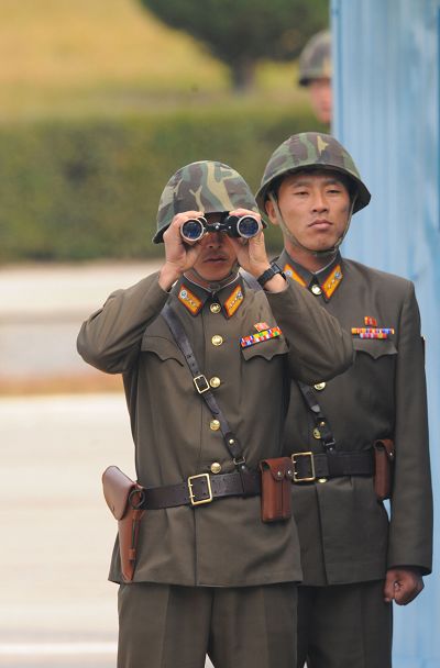 Ein chinesischer Stratege dementierte einen Medienbericht, welchem zufolge chinesische Truppen in Nordkorea hätten stationiert werden sollen. Er beschuldigte zudem konservative Gruppierungen in Südkorea, die Spannung auf der koreanischen Halbinsel zu verschärfen.