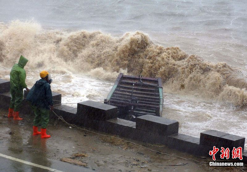 Der Taifun Megi hat am Samstag die südostchinesische Provinz Fujian erreicht. 270.000 Einwohner wurden evakuiert. Lokaler Wetterdienst erwartet eine gesamte Niederschlagsmenge von mehr als 100 Millimetern in Zhangzhou, Xiamen und Quanzhou in den kommenden zwölf Stunden.