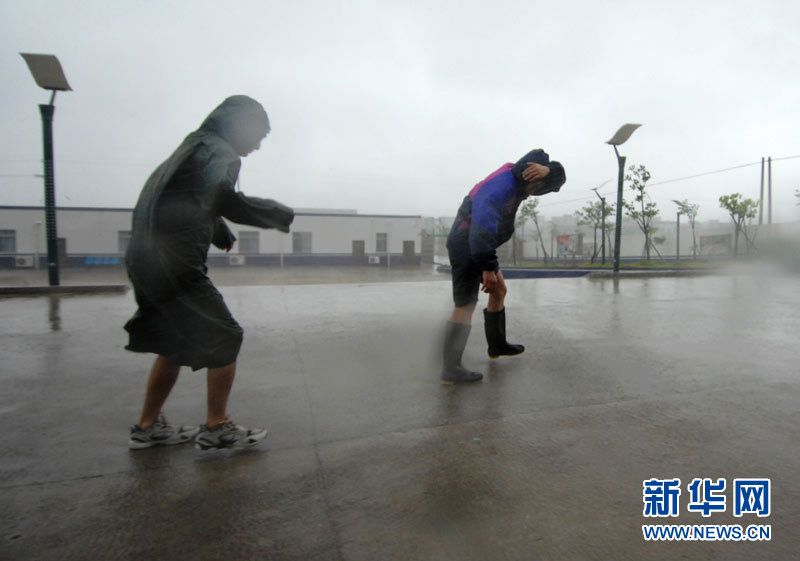 Der Taifun Megi hat am Samstag die südostchinesische Provinz Fujian erreicht. 270.000 Einwohner wurden evakuiert. Lokaler Wetterdienst erwartet eine gesamte Niederschlagsmenge von mehr als 100 Millimetern in Zhangzhou, Xiamen und Quanzhou in den kommenden zwölf Stunden.