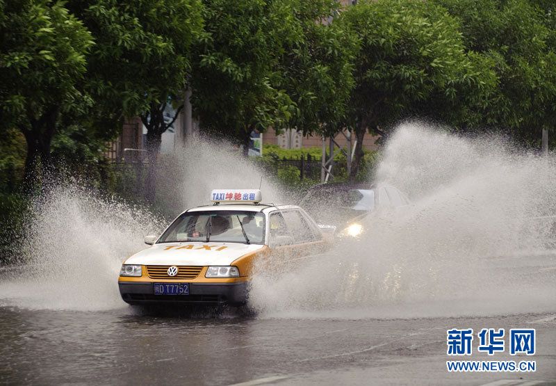 Der Taifun Megi hat am Samstag die südostchinesische Provinz Fujian erreicht. 270.000 Einwohner wurden evakuiert. Lokaler Wetterdienst erwartet eine gesamte Niederschlagsmenge von mehr als 100 Millimetern in Zhangzhou, Xiamen und Quanzhou in den kommenden zwölf Stunden.