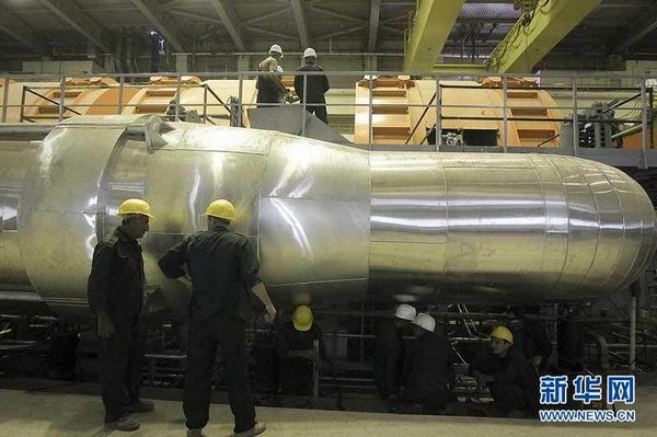 Am Dienstag begann der Iran, Brennstäbe in seinen ersten Nuklearreaktor Buschehr einzusetzen. Der Leiter der iranischen Atomenergiebehörde bezeichnete es als wichtigsten Schritt im Bemühen, das Ziel der friedlichen Nutzung von Atomkraft zu realisieren