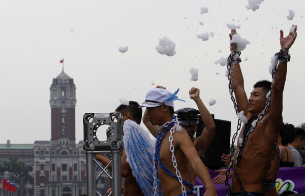 30,000 join Taiwan&apos;s gay pride parade