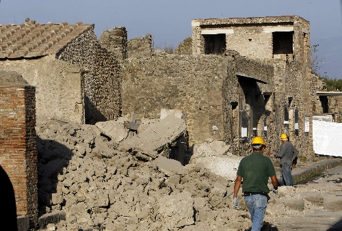 Das 2.000 Jahre alte 'Haus der Gladiatoren' in den Ruinen des alten Pompeji in Italien ist am Samstag eingestürzt. Der Vorfall hat eine neue Debatte darüber ausgelöst, ob die Regierung genug für den Schutz von Weltkulturerbestätten tut. Das 2.000 Jahre alte 'Haus der Gladiatoren' in den Ruinen des alten Pompeji in Italien ist am Samstag eingestürzt. Der Vorfall hat eine neue Debatte darüber ausgelöst, ob die Regierung genug für den Schutz von Weltkulturerbestätten tut.