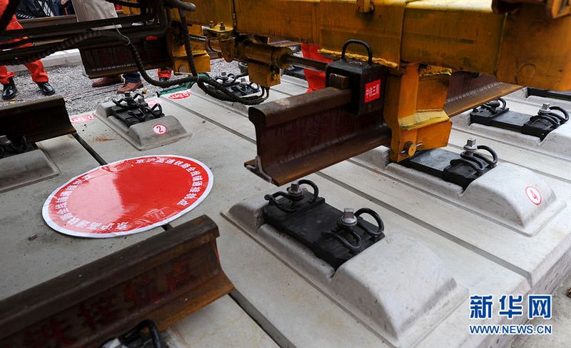 Als die letzte Schiene der Hochgeschwindigkeitsstrecke zwischen Beijing und Shanghai am Montag verlegt wurde, ist der Gleisbau der Zugverbindung zwischen den beiden Megastädten Chinas zu Ende gegangen. Jetzt sollen die Anlagen für die Stromversorgung, die Signal- und Kommunikationsanlagen installiert werden. Ab 2012 sollen die neuen Züge über die Strecke rollen.