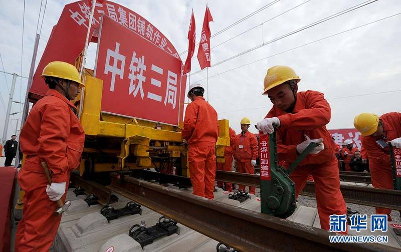 Als die letzte Schiene der Hochgeschwindigkeitsstrecke zwischen Beijing und Shanghai am Montag verlegt wurde, ist der Gleisbau der Zugverbindung zwischen den beiden Megastädten Chinas zu Ende gegangen. Jetzt sollen die Anlagen für die Stromversorgung, die Signal- und Kommunikationsanlagen installiert werden. Ab 2012 sollen die neuen Züge über die Strecke rollen.