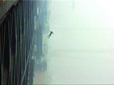 In der südchinesischen Stadt Nanjing ist am Mittwoch ein Mann von der 40 meter hohen Jangtse-Brücke aus ins Wasser gesprungen und dabei ums Leben gekommen. Ein anderer Mann hat alles mitangesehen und ein Video aufgenommen. Damit stößt er nun auf scharfe Kritik.