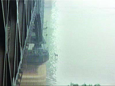 In der südchinesischen Stadt Nanjing ist am Mittwoch ein Mann von der 40 meter hohen Jangtse-Brücke aus ins Wasser gesprungen und dabei ums Leben gekommen. Ein anderer Mann hat alles mitangesehen und ein Video aufgenommen. Damit stößt er nun auf scharfe Kritik.