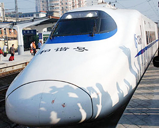 Letzte Woche wurde der Gleisbau für die Bahnverbindung zwischen Beijing und Shanghai fertiggestellt. Von Anfang an musste sich das Projekt gegen Vorwürfe verteidigen, der chinesische ICE sei eine Raubkopie.