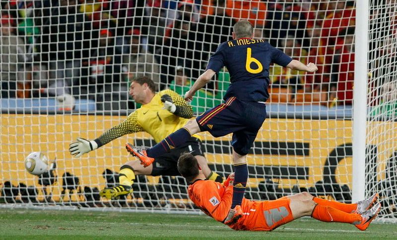 Die weltweit einflussreiche Nachrichtenagentur Reuters hat vor kurzem die besten Sportbilder des Jahres 2010 gewählt. Viele Fotos wurden während des Finales der WM 2010 in Südafrika gemacht.