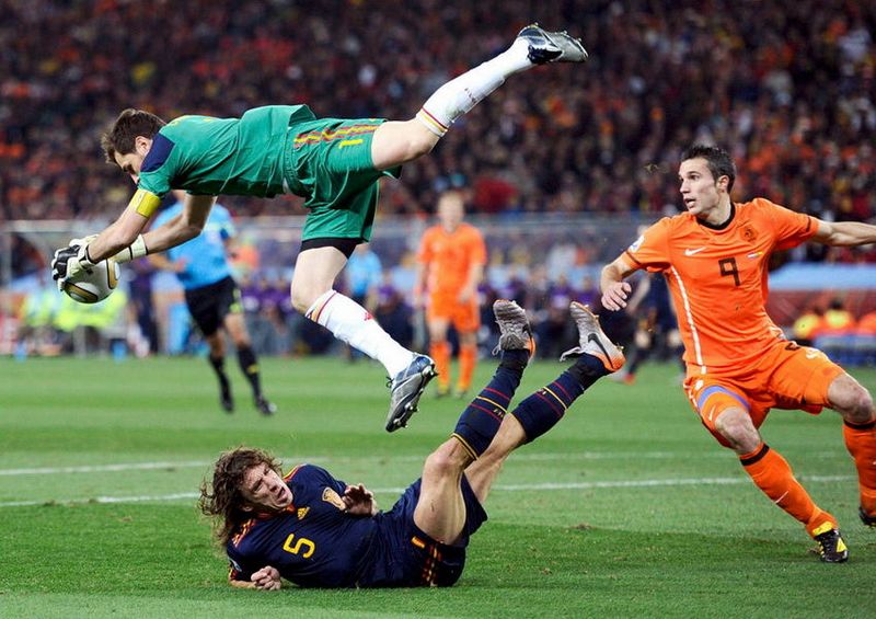 Die weltweit einflussreiche Nachrichtenagentur Reuters hat vor kurzem die besten Sportbilder des Jahres 2010 gewählt. Viele Fotos wurden während des Finales der WM 2010 in Südafrika gemacht.