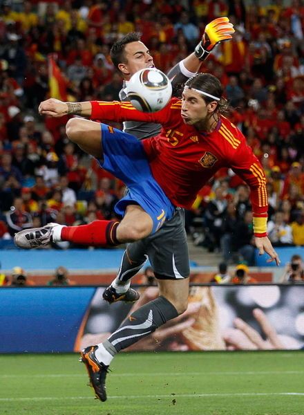 Die weltweit einflussreiche Nachrichtenagentur Reuters hat vor kurzem die besten Sportbilder des Jahres 2010 gewählt. Viele Fotos wurden während des Finales der WM 2010 in Südafrika gemacht.