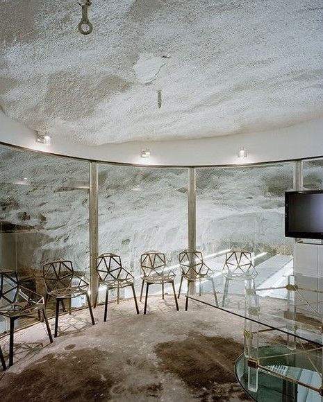 Die Server von WikiLeaks befinden sich in einem Bunker 30 Meter tief unter der Erde. Darüber liegt der Park Vita Berg in Stockholm. Der Bunker wurde in den 70er Jahren gebaut und diente als Atomschutzkeller während des Kalten Krieges.