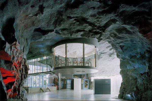 Die Server von WikiLeaks befinden sich in einem Bunker 30 Meter tief unter der Erde. Darüber liegt der Park Vita Berg in Stockholm. Der Bunker wurde in den 70er Jahren gebaut und diente als Atomschutzkeller während des Kalten Krieges.