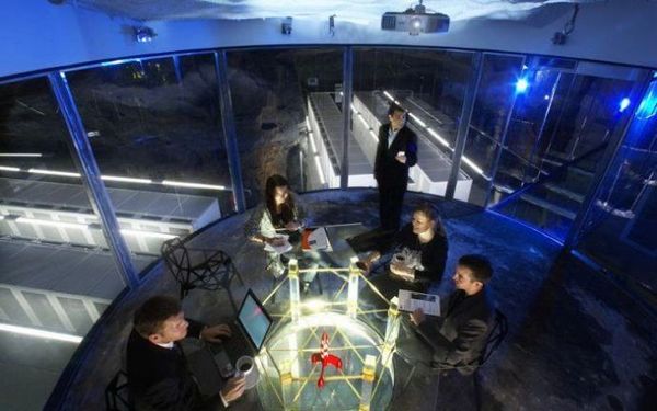 Die Server von WikiLeaks befinden sich in einem Bunker 30 Meter tief unter der Erde. Darüber liegt der Park Vita Berg in Stockholm. Der Bunker wurde in den 70er Jahren gebaut und diente als Atomschutzkeller während des Kalten Krieges.