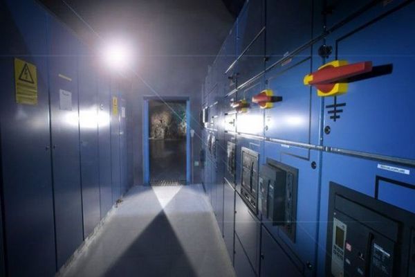 Die Server von WikiLeaks befinden sich in einem Bunker 30 Meter tief unter der Erde. Darüber liegt der Park Vita Berg in Stockholm. Der Bunker wurde in den 70er Jahren gebaut und diente als Atomschutzkeller während des Kalten Krieges.