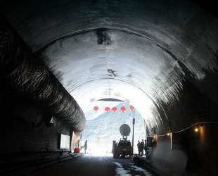 Im Kreis Metok im Tibetischen Autonomen Gebiet ist am Mittwoch ein 3.310 Meter langer Tunnel durch den Berg Galongla eröffne worden. Das Projekt gilt als Schlüsselprojekt der 117 Kilometer langen Landstraße.