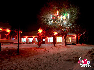 Eine wunderschöne Winterlandschaft erschien auf beiden Seiten des Songhua-Flusses, nachdem die Lufttemperatur plötzlich stark gesunken war. Das Naturschauspiel lockte zahlreiche Touristen aus dem ganzen Land an. [Foto: Yang Renyan]