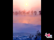 Eine wunderschöne Winterlandschaft erschien auf beiden Seiten des Songhua-Flusses, nachdem die Lufttemperatur plötzlich stark gesunken war. Das Naturschauspiel lockte zahlreiche Touristen aus dem ganzen Land an. [Foto: Yang Renyan]
