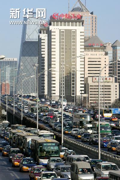 Die Verkehrsbetriebe in Beijing kündigten am Donnerstag ein Paket von detaillierten Bestimmungen gegen den wachsenden Verkehrskollaps in Beijing an. Gerüchte hatten in diesem Monat zu hektischen Autokäufen geführt.