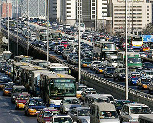 Die Verkehrsbetriebe in Beijing kündigten am Donnerstag ein Paket von detaillierten Bestimmungen gegen den wachsenden Verkehrskollaps in Beijing an. Gerüchte hatten in diesem Monat zu hektischen Autokäufen geführt.